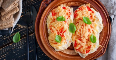 Грудка отбивная с помидорами и сыром