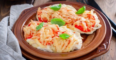 Грудка отбивная с помидорами и сыром