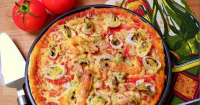 Домашняя пицца с кальмарами, мидиями и креветками