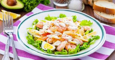 Салат с креветками ананасом и сыром