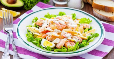 Салат с креветками ананасом и сыром