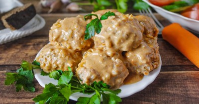 Ежики из фарша с рисом в сметане