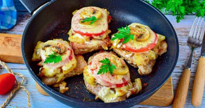 Мясо по французски на сковороде с картошкой помидорами