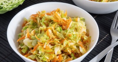Салат из свежей капусты и моркови (классический)