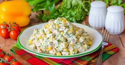 Салат с ананасами куриной грудкой и кукурузой