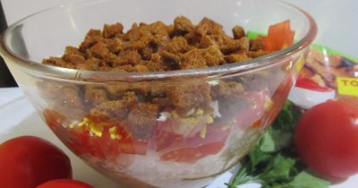 Салат из кильки в томатном соусе с кетчупом и сухариками