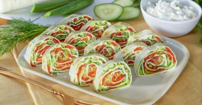 Рулет из лаваша с семгой и творожным сыром