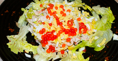 Салат из крабовых палочек и кальмаров с творожным сыром