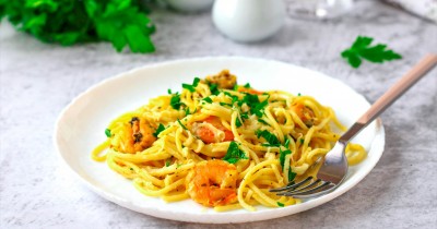 Спагетти с морепродуктами в сливочном соусе на сковороде