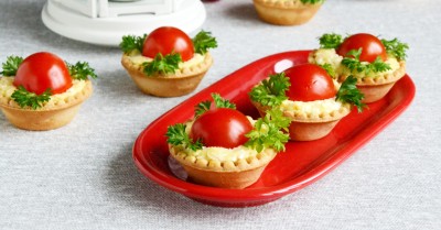 Тарталетки с помидорами и сыром