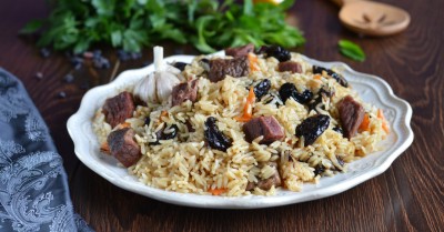 Плов с черносливом в кастрюле