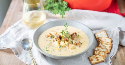 Грибной суп с твердым сыром и лисичками