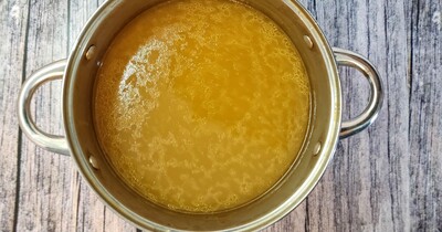 Когда солить бульон