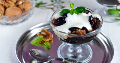 Десерт с черносливом и грецкими орехами со сметаной