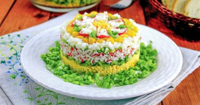 Салат крабовые палочки кукуруза огурец