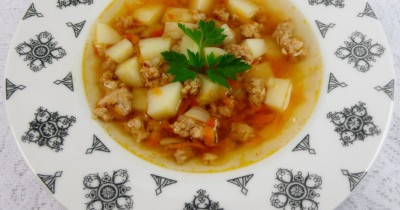 Простой суп с мясным фаршем, картошкой и томатами