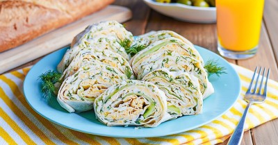 Рулет из лаваша с яйцом и огурцом