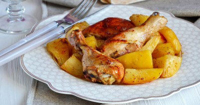 Курица на противне в духовке с картошкой и чесноком