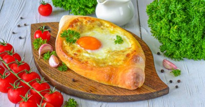 Хачапури по аджарски чкмерули