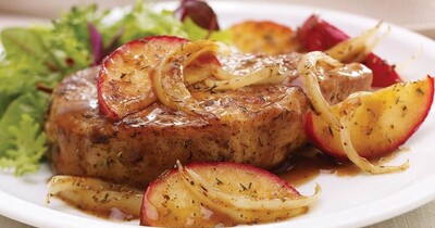 Свинина запеченая в яблочно-луковом маринаде