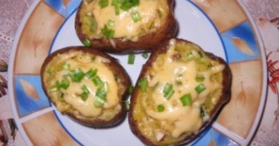 Картофель фаршированный сыром со сметаной и зеленым луком