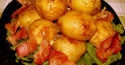 Запеченный картофель с говяжьей грудинкой и розмарином