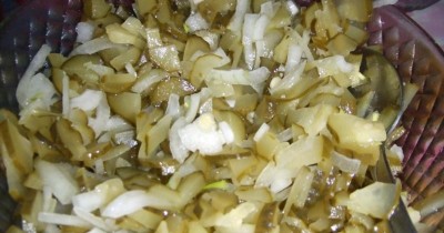 Простой салат Пятиминутка с солеными огурцами