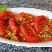 Тушеные помидоры с чесноком и луком