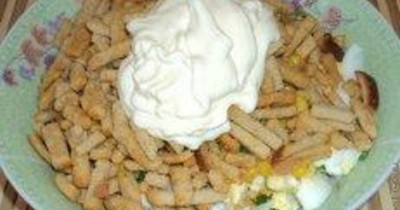 Салат с кириешками