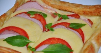 Быстрая и простая слоеная пицца в духовке