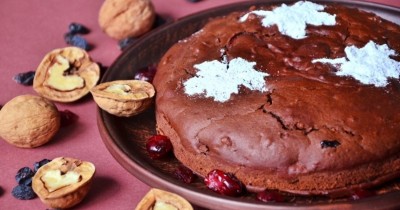 Шоколадный пирог с сухофруктами и орехами постный Новогодний