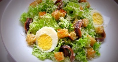 Салат с анчоусами и яйцом