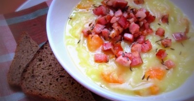 Густой картофельный суп с квашеной капустой и беконом