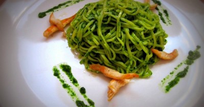 Лапша в зелёном шпинатном соусе