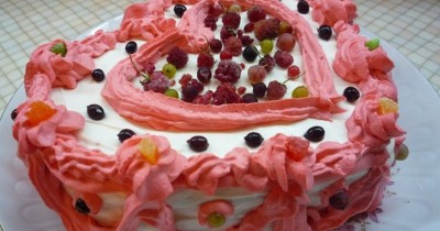 Торт с лесными ягодами, цветным бисквитом и творожным кремом
