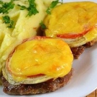 Котлеты из фарша в духовке с овощами и сыром