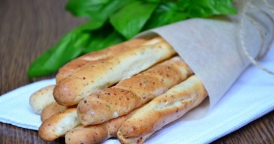Хлебные палочки с сыром и базиликом
