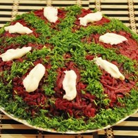 Салат из свеклы с чесноком и сыром Монгольская горка
