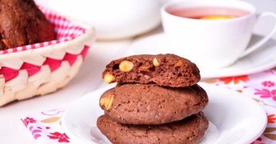 Шоколадное печенье с арахисом