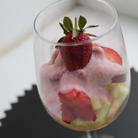 Легкий и вкусный салат с клубникой