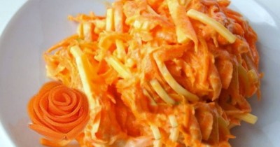 На закуску - салат морковь, твердый сыр, чеснок и майонез