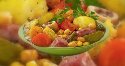 Пучеро из говядины, курицы, свинины и сосисок