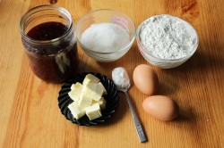 Тертый пирог с малиной рецепт пошаговый фото рецепт. pirog s malinovym varenem 1434572055 fe 0 min. Тертый пирог с малиной рецепт пошаговый фото рецепт фото. Тертый пирог с малиной рецепт пошаговый фото рецепт-pirog s malinovym varenem 1434572055 fe 0 min. картинка Тертый пирог с малиной рецепт пошаговый фото рецепт. картинка pirog s malinovym varenem 1434572055 fe 0 min. По преданию, сестры Марина и Анастасия Цветаевы часто угощали своих гостей ароматным пирогом с песочной основой и фруктовой начинкой — отсюда и название этого нежного летнего десерта. Взять вместо малины можно любые ягоды, как замороженные так и свежие, можно так же взять фрукты.