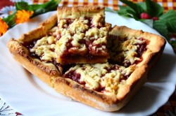 Тертый пирог с малиной рецепт пошаговый фото рецепт. pirog s malinovym varenem 1434572055 fe 11 min. Тертый пирог с малиной рецепт пошаговый фото рецепт фото. Тертый пирог с малиной рецепт пошаговый фото рецепт-pirog s malinovym varenem 1434572055 fe 11 min. картинка Тертый пирог с малиной рецепт пошаговый фото рецепт. картинка pirog s malinovym varenem 1434572055 fe 11 min. По преданию, сестры Марина и Анастасия Цветаевы часто угощали своих гостей ароматным пирогом с песочной основой и фруктовой начинкой — отсюда и название этого нежного летнего десерта. Взять вместо малины можно любые ягоды, как замороженные так и свежие, можно так же взять фрукты.
