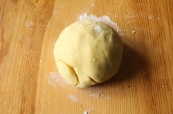 Тертый пирог с малиной рецепт пошаговый фото рецепт. pirog s malinovym varenem 1434572055 fe 4 min. Тертый пирог с малиной рецепт пошаговый фото рецепт фото. Тертый пирог с малиной рецепт пошаговый фото рецепт-pirog s malinovym varenem 1434572055 fe 4 min. картинка Тертый пирог с малиной рецепт пошаговый фото рецепт. картинка pirog s malinovym varenem 1434572055 fe 4 min. По преданию, сестры Марина и Анастасия Цветаевы часто угощали своих гостей ароматным пирогом с песочной основой и фруктовой начинкой — отсюда и название этого нежного летнего десерта. Взять вместо малины можно любые ягоды, как замороженные так и свежие, можно так же взять фрукты.
