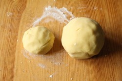 Тертый пирог с малиной рецепт пошаговый фото рецепт. pirog s malinovym varenem 1434572055 fe 5 min. Тертый пирог с малиной рецепт пошаговый фото рецепт фото. Тертый пирог с малиной рецепт пошаговый фото рецепт-pirog s malinovym varenem 1434572055 fe 5 min. картинка Тертый пирог с малиной рецепт пошаговый фото рецепт. картинка pirog s malinovym varenem 1434572055 fe 5 min. По преданию, сестры Марина и Анастасия Цветаевы часто угощали своих гостей ароматным пирогом с песочной основой и фруктовой начинкой — отсюда и название этого нежного летнего десерта. Взять вместо малины можно любые ягоды, как замороженные так и свежие, можно так же взять фрукты.