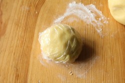 Тертый пирог с малиной рецепт пошаговый фото рецепт. pirog s malinovym varenem 1434572055 fe 6 min. Тертый пирог с малиной рецепт пошаговый фото рецепт фото. Тертый пирог с малиной рецепт пошаговый фото рецепт-pirog s malinovym varenem 1434572055 fe 6 min. картинка Тертый пирог с малиной рецепт пошаговый фото рецепт. картинка pirog s malinovym varenem 1434572055 fe 6 min. По преданию, сестры Марина и Анастасия Цветаевы часто угощали своих гостей ароматным пирогом с песочной основой и фруктовой начинкой — отсюда и название этого нежного летнего десерта. Взять вместо малины можно любые ягоды, как замороженные так и свежие, можно так же взять фрукты.