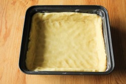 Тертый пирог с малиной рецепт пошаговый фото рецепт. pirog s malinovym varenem 1434572055 fe 7 min. Тертый пирог с малиной рецепт пошаговый фото рецепт фото. Тертый пирог с малиной рецепт пошаговый фото рецепт-pirog s malinovym varenem 1434572055 fe 7 min. картинка Тертый пирог с малиной рецепт пошаговый фото рецепт. картинка pirog s malinovym varenem 1434572055 fe 7 min. По преданию, сестры Марина и Анастасия Цветаевы часто угощали своих гостей ароматным пирогом с песочной основой и фруктовой начинкой — отсюда и название этого нежного летнего десерта. Взять вместо малины можно любые ягоды, как замороженные так и свежие, можно так же взять фрукты.
