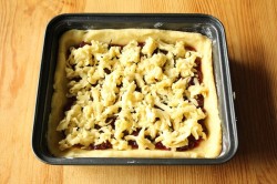 Тертый пирог с малиной рецепт пошаговый фото рецепт. pirog s malinovym varenem 1434572055 fe 9 min. Тертый пирог с малиной рецепт пошаговый фото рецепт фото. Тертый пирог с малиной рецепт пошаговый фото рецепт-pirog s malinovym varenem 1434572055 fe 9 min. картинка Тертый пирог с малиной рецепт пошаговый фото рецепт. картинка pirog s malinovym varenem 1434572055 fe 9 min. По преданию, сестры Марина и Анастасия Цветаевы часто угощали своих гостей ароматным пирогом с песочной основой и фруктовой начинкой — отсюда и название этого нежного летнего десерта. Взять вместо малины можно любые ягоды, как замороженные так и свежие, можно так же взять фрукты.