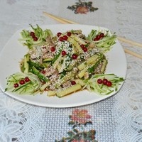 Салат с соевым соусом и огурцами